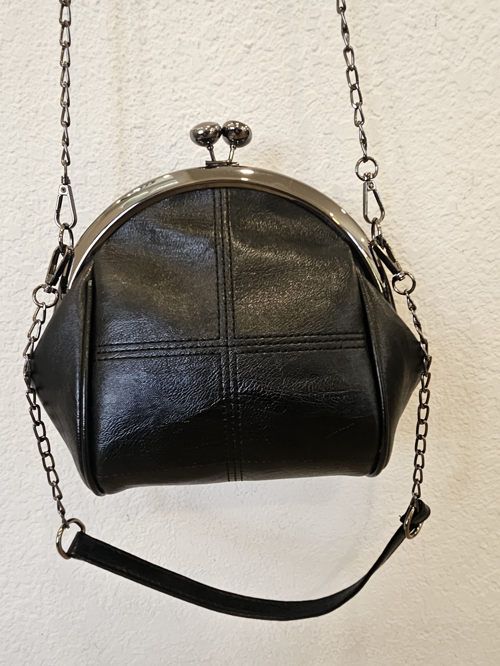 Retro Kiss-Lock Crossbody Bag – Matte Black